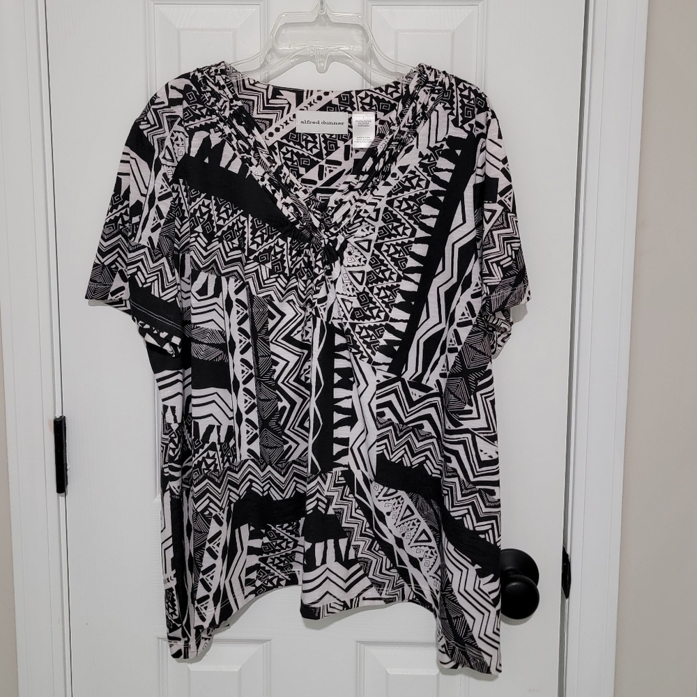 Alfred Dunner Black and White Short Sleeve Blouse (Sz L)